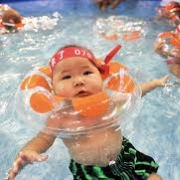 Ваш малыш может научиться плавать раньше, чем ходить!