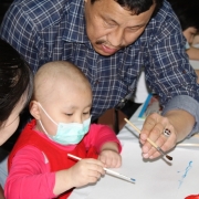 В Национальном научном центре материнства и детства прошел мастер-класс знаменитых казахстанских мастеров Марата Бекеева и Эдуарда Казаряна для детей страдающих онкологическими заболеваниями